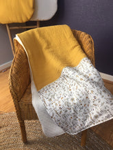 Charger l'image dans la galerie, Couverture, plaid bébé en double gaze coton jaune moutarde et Liberty ® Théo gold