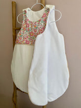 Charger l'image dans la galerie, Jolie gigoteuse en double gaze écru et Liberty ® Betsy Cupcake