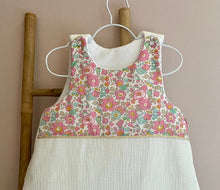 Charger l'image dans la galerie, Jolie gigoteuse en double gaze écru et Liberty ® Betsy Cupcake