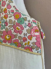 Charger l'image dans la galerie, Jolie gigoteuse en double gaze écru et Liberty ® Betsy Cupcake