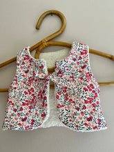 Charger l'image dans la galerie, Gilet berger réversible en coton imprimé et moumoute bouclée écru