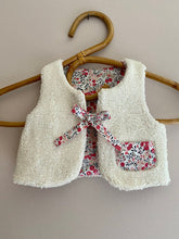 Charger l'image dans la galerie, Gilet berger réversible en coton imprimé et moumoute bouclée écru