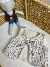 Charger l'image dans la galerie, Gilet berger réversible en Liberty® Théo gold et moumoute bouclée écru