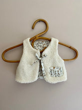 Charger l'image dans la galerie, Gilet berger réversible en Liberty® Théo gold et moumoute bouclée écru