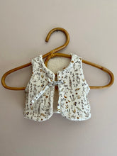 Charger l'image dans la galerie, Gilet berger réversible en Liberty® Théo gold et moumoute bouclée écru