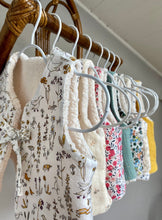 Charger l'image dans la galerie, Gilet berger réversible en coton imprimé et moumoute bouclée écru