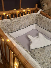 Charger l'image dans la galerie, Tour de lit bébé en double gaze écru et Liberty® Adelajda moutarde et gris