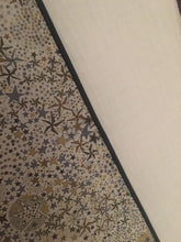 Charger l'image dans la galerie, Tour de lit bébé en double gaze écru et Liberty® Adelajda moutarde et gris