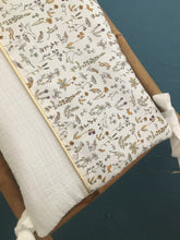 Charger l'image dans la galerie, Tour de lit bébé en double gaze écru et Liberty ® Théo gold