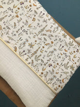 Charger l'image dans la galerie, Tour de lit bébé en double gaze écru et Liberty ® Théo gold
