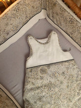 Charger l'image dans la galerie, Jolie gigoteuse en double gaze écru et Liberty ® Adelajda gris moutarde