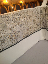 Charger l'image dans la galerie, Tour de lit bébé en double gaze écru et Liberty® Adelajda moutarde et gris