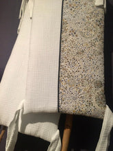 Charger l'image dans la galerie, Tour de lit bébé en double gaze écru et Liberty® Adelajda moutarde et gris