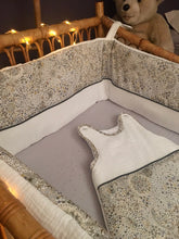 Charger l'image dans la galerie, Tour de lit bébé en double gaze écru et Liberty® Adelajda moutarde et gris