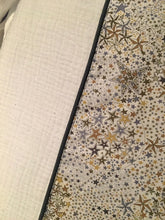 Charger l'image dans la galerie, Tour de lit bébé en double gaze écru et Liberty® Adelajda moutarde et gris