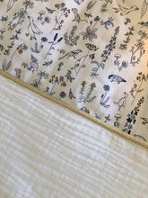 Charger l'image dans la galerie, Gigoteuse en double gaze écru et Liberty ® Théo bleu