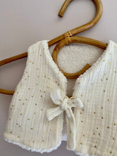 Charger l'image dans la galerie, Gilet berger réversible en double gaze de coton pailleté or et moumoute bouclée écru