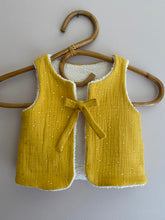 Charger l'image dans la galerie, Gilet berger réversible en double gaze de coton pailleté or et moumoute bouclée écru