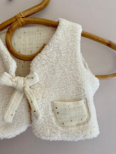 Charger l'image dans la galerie, Gilet berger réversible en double gaze de coton pailleté or et moumoute bouclée écru