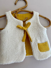 Charger l'image dans la galerie, Gilet berger réversible en double gaze de coton pailleté or et moumoute bouclée écru