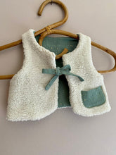 Charger l'image dans la galerie, Gilet berger réversible en double gaze de coton pailleté or et moumoute bouclée écru