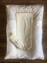 Charger l'image dans la galerie, Housse de matelas à langer en double gaze de coton écru et Liberty Théo bleu
