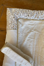 Charger l'image dans la galerie, Housse de matelas à langer en double gaze de coton écru et Liberty® Théo gold moutarde