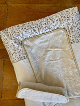 Charger l'image dans la galerie, Housse de matelas à langer en double gaze de coton écru et Liberty® Théo gold moutarde