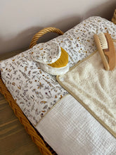 Charger l'image dans la galerie, Housse de matelas à langer en double gaze de coton écru et Liberty® Théo gold moutarde