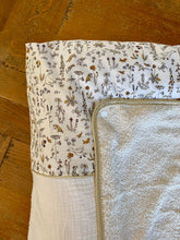 Charger l'image dans la galerie, Housse de matelas à langer en double gaze de coton écru et Liberty® Théo gold moutarde