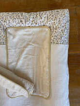 Charger l'image dans la galerie, Housse de matelas à langer en double gaze de coton écru et Liberty® Théo gold moutarde