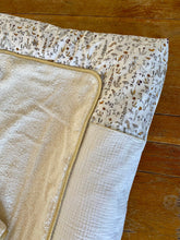 Charger l'image dans la galerie, Housse de matelas à langer en double gaze de coton écru et Liberty® Théo gold moutarde