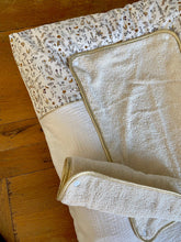 Charger l'image dans la galerie, Housse de matelas à langer en double gaze de coton écru et Liberty® Théo gold moutarde