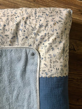 Charger l'image dans la galerie, Housse de matelas à langer en double gaze de coton bleu indigo et Liberty Théo bleu