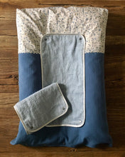 Charger l'image dans la galerie, Housse de matelas à langer en double gaze de coton bleu indigo et Liberty Théo bleu