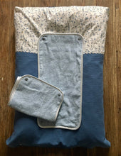 Charger l'image dans la galerie, Housse de matelas à langer en double gaze de coton bleu indigo et Liberty Théo bleu