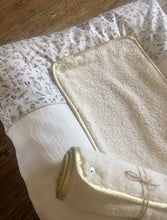 Charger l'image dans la galerie, Housse de matelas à langer en double gaze de coton écru et Liberty Théo bleu
