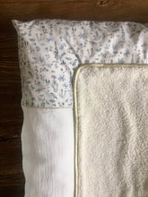 Charger l'image dans la galerie, Housse de matelas à langer en double gaze de coton écru et Liberty Théo bleu
