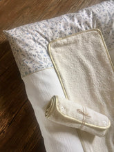 Charger l'image dans la galerie, Housse de matelas à langer en double gaze de coton écru et Liberty Théo bleu