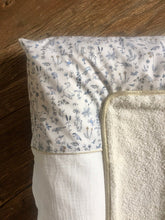 Charger l'image dans la galerie, Housse de matelas à langer en double gaze de coton écru et Liberty Théo bleu