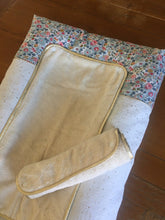 Charger l'image dans la galerie, Housse de matelas à langer en double gaze de coton écrue pailletée or et Liberty® Betsy Porcelaine