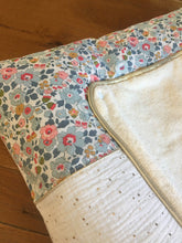 Charger l'image dans la galerie, Housse de matelas à langer en double gaze de coton écrue pailletée or et Liberty® Betsy Porcelaine