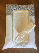 Charger l'image dans la galerie, Housse de matelas à langer en double gaze de coton écrue pailletée or et Liberty® Betsy Porcelaine