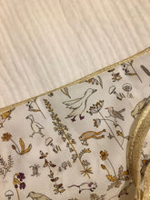 Charger l'image dans la galerie, Jolie gigoteuse en double gaze écru et Liberty ® Théo gold