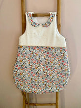 Charger l'image dans la galerie, Jolie gigoteuse en double gaze écru pailleté doré et Liberty ® Betsy porcelaine
