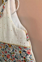 Charger l'image dans la galerie, Jolie gigoteuse en double gaze écru pailleté doré et Liberty ® Betsy porcelaine