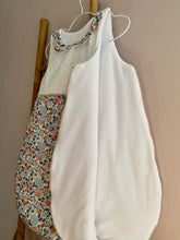 Charger l'image dans la galerie, Jolie gigoteuse en double gaze écru pailleté doré et Liberty ® Betsy porcelaine