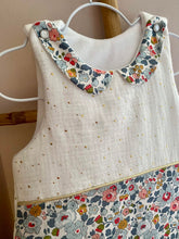 Charger l'image dans la galerie, Jolie gigoteuse en double gaze écru pailleté doré et Liberty ® Betsy porcelaine