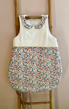 Charger l'image dans la galerie, Jolie gigoteuse en double gaze écru pailleté doré et Liberty ® Betsy porcelaine