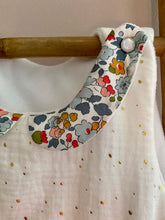 Charger l'image dans la galerie, Jolie gigoteuse en double gaze écru pailleté doré et Liberty ® Betsy porcelaine